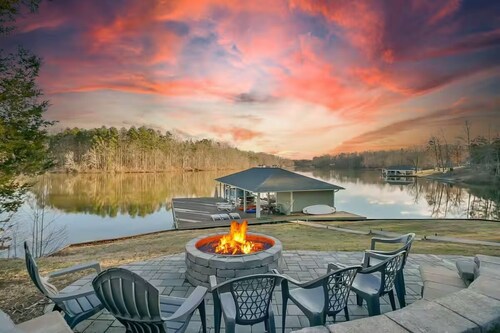 Lakefront, Kayaks, SUPs, Hot Tub & Boat Options