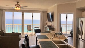 Eine Küche mit Essbereich, Deckenventilator, Fernseher und Meerblick.