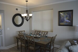 Dining - Luxurious Condo 3 King Beds Sleeps up to 8 +  Free Beach Service + Beach Front! (Panama City Beach)
