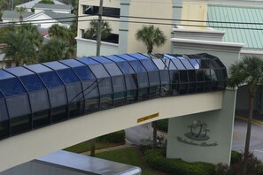 Exterior - Luxurious Condo 3 King Beds Sleeps up to 8 +  Free Beach Service + Beach Front! (Panama City Beach)