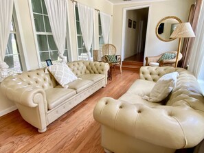 Smart TV, fireplace, ping pong, books