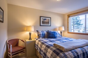 6 bedrooms, desk, iron/ironing board, travel cot