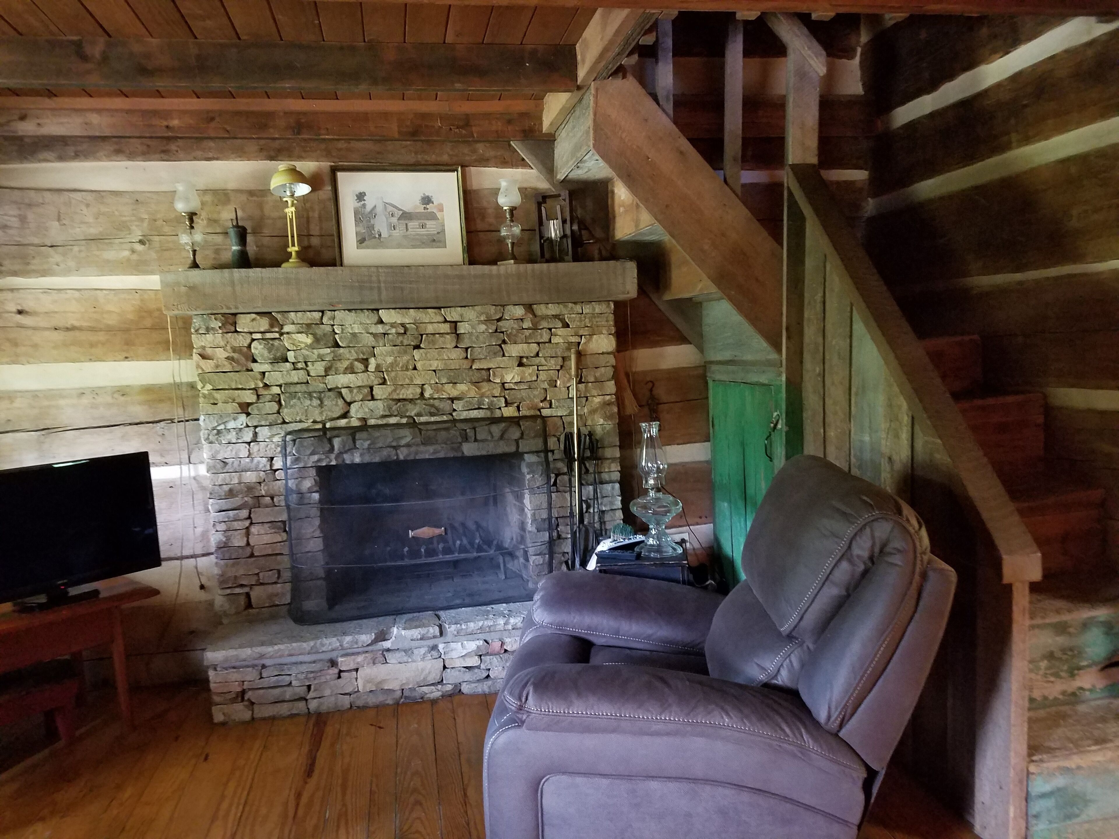 The Robinette at Pioneer Meadow Cabins - Antique Log Cabin