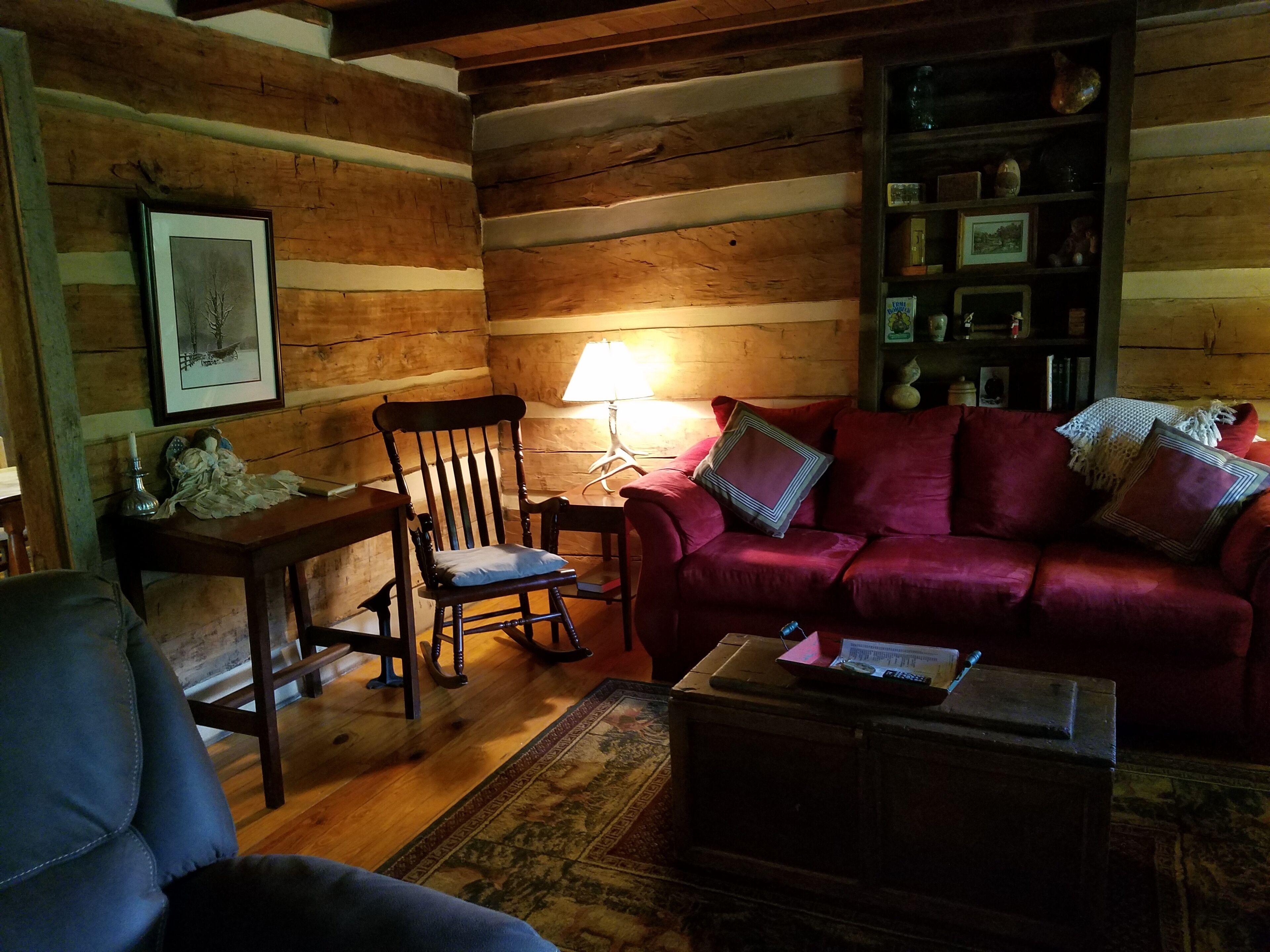 The Robinette at Pioneer Meadow Cabins - Antique Log Cabin
