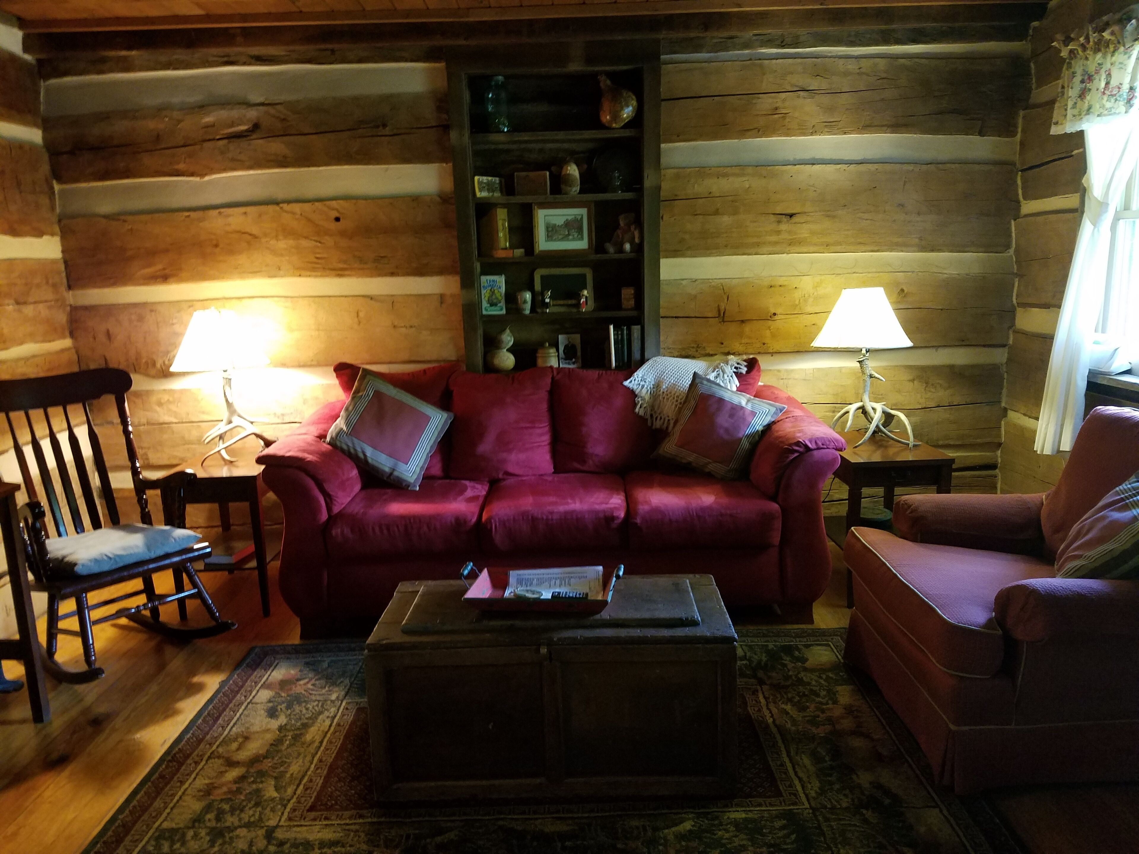 The Robinette at Pioneer Meadow Cabins - Antique Log Cabin
