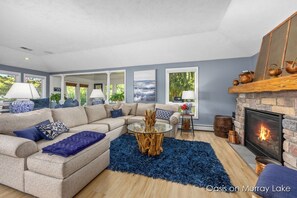 TV, fireplace, table tennis, stereo - Oasis on Murray Lake, just NE of Grand Rapids (Lowell)