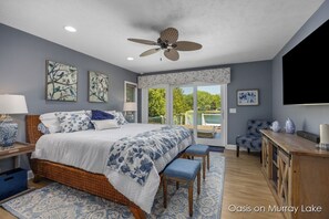 9 bedrooms, iron/ironing board, WiFi, bed sheets - Oasis on Murray Lake, just NE of Grand Rapids (Lowell)