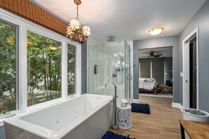 Baignoire, séchoir à cheveux, serviettes fournies, savon