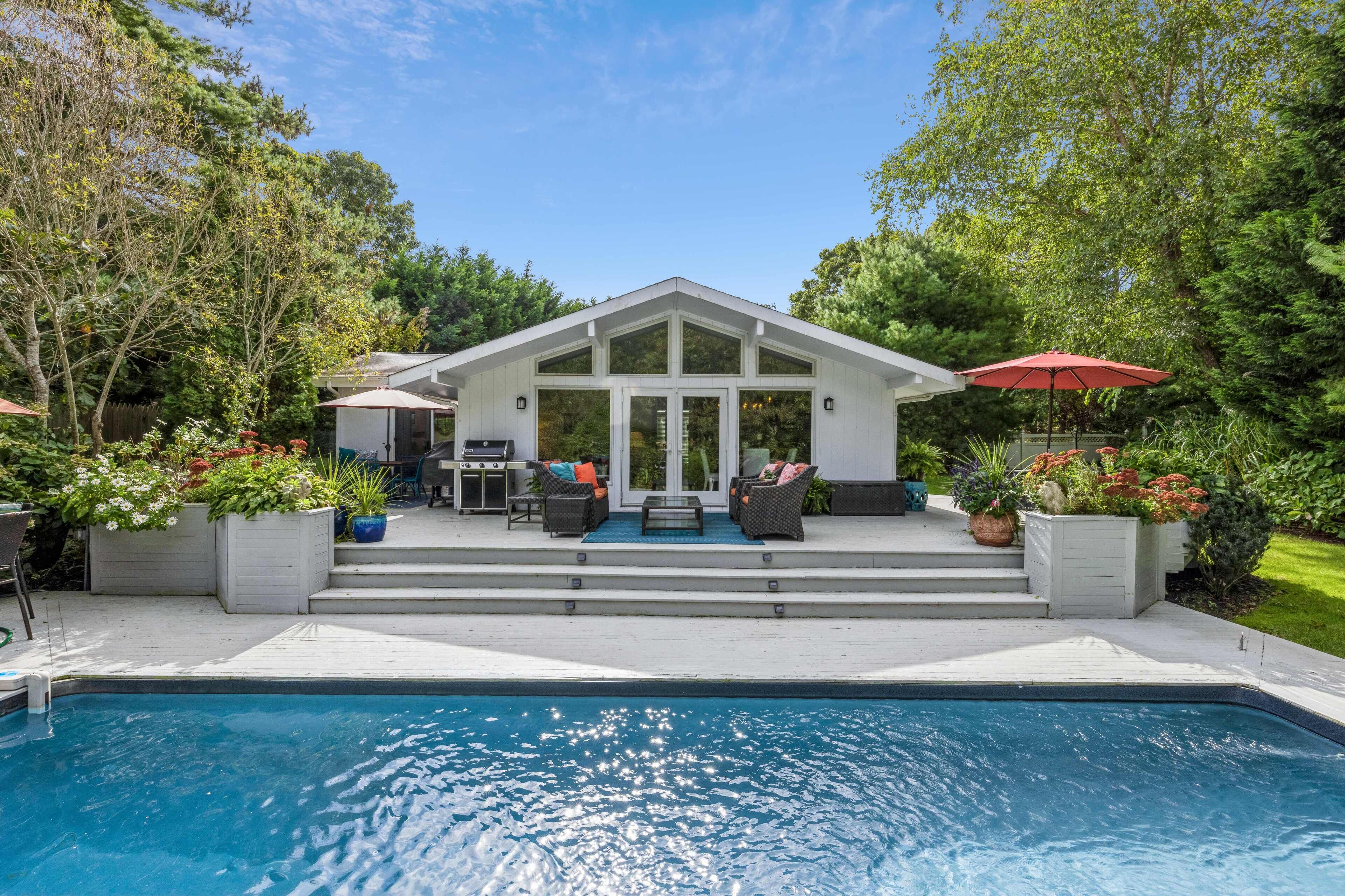 Shinnecock Hills Retreat -- Steps to the beach with king Bed and hot tub!
