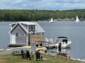 Marina - Floating Cottage on The LaHave River close to beaches, golf, on Lighthouse Route (Pleasantville)