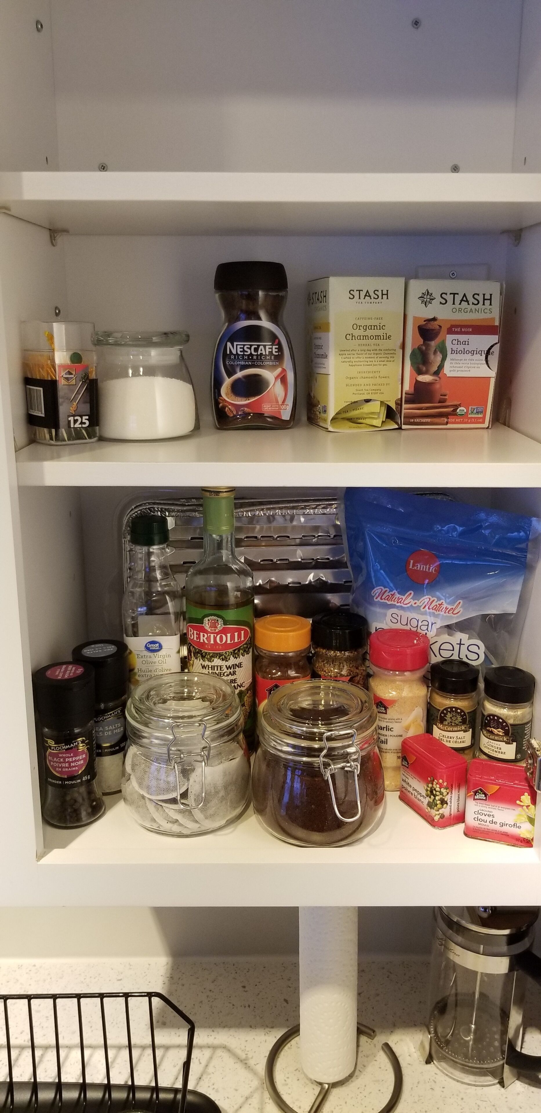 Un estante de cocina con diversos alimentos y utensilios.