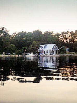 Exterior - Floating Cottage on The LaHave River close to beaches, golf, on Lighthouse Route (Pleasantville)