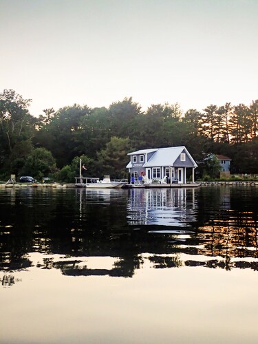 Floating Cottage on The LaHave River close to beaches, golf, on Lighthouse Route