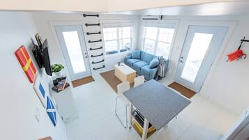 Télévision, cheminée, livres, chaßne hi-fi