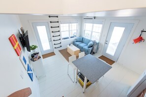 TV, fireplace, books, stereo - Floating Cottage on The LaHave River close to beaches, golf, on Lighthouse Route (Pleasantville)