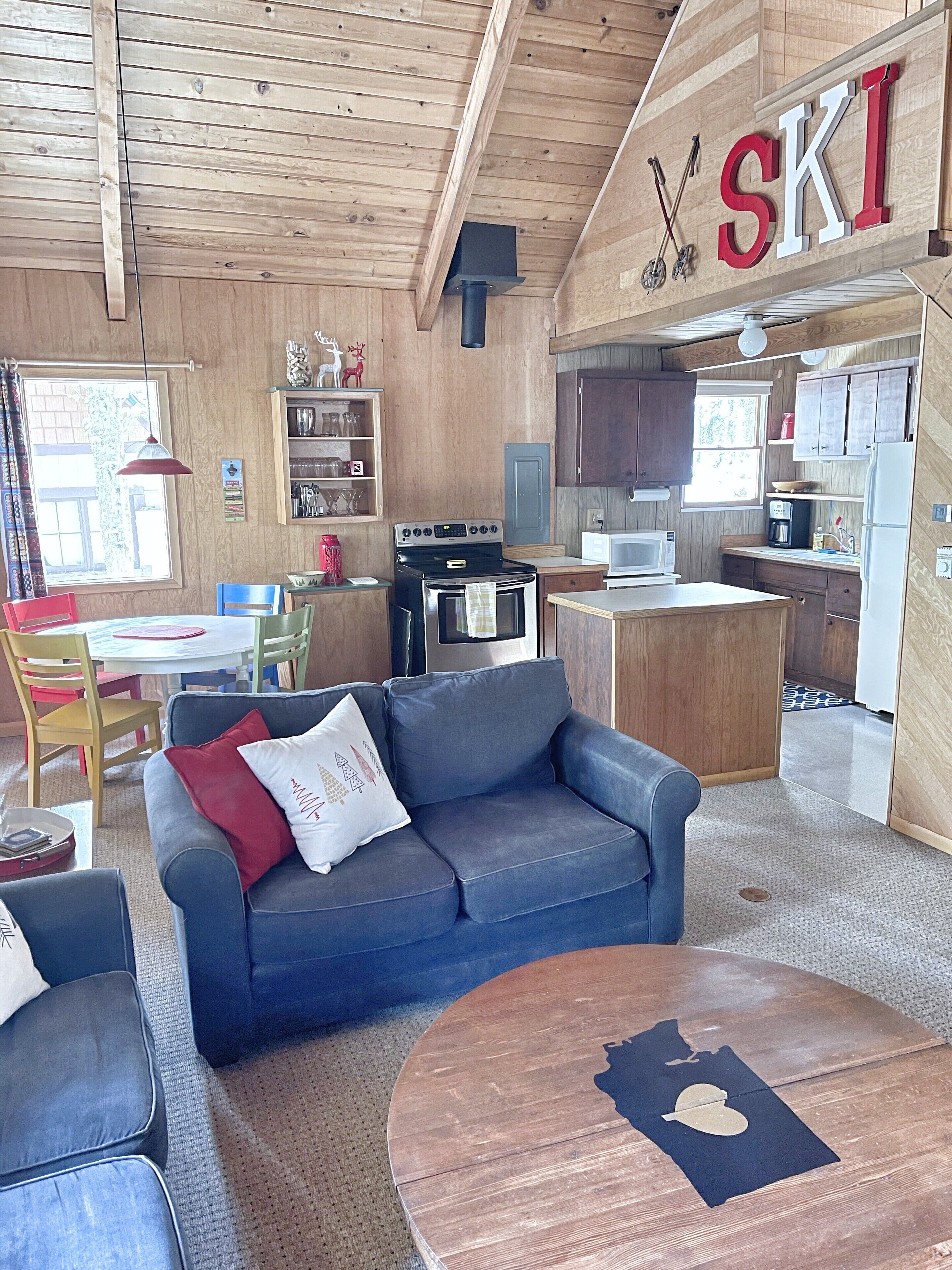 Charming Riverfront Cabin close to Crystal Mountain Resort and MRNP
