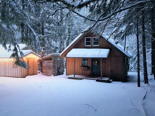 Cozy Riverfront Cabin Near Crystal Mountain & Sunrise Mt. Rainier National Park