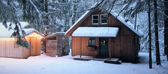 Cozy Riverfront Cabin Near Crystal Mountain & Sunrise Mt. Rainier National Park