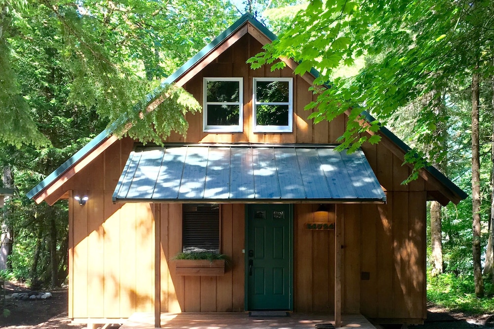 Charming Riverfront Cabin close to Crystal Mountain Resort and MRNP