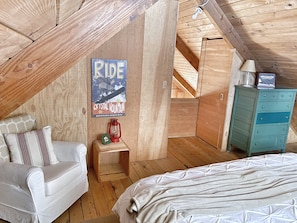 2 bedrooms, travel cot, free WiFi, bed sheets