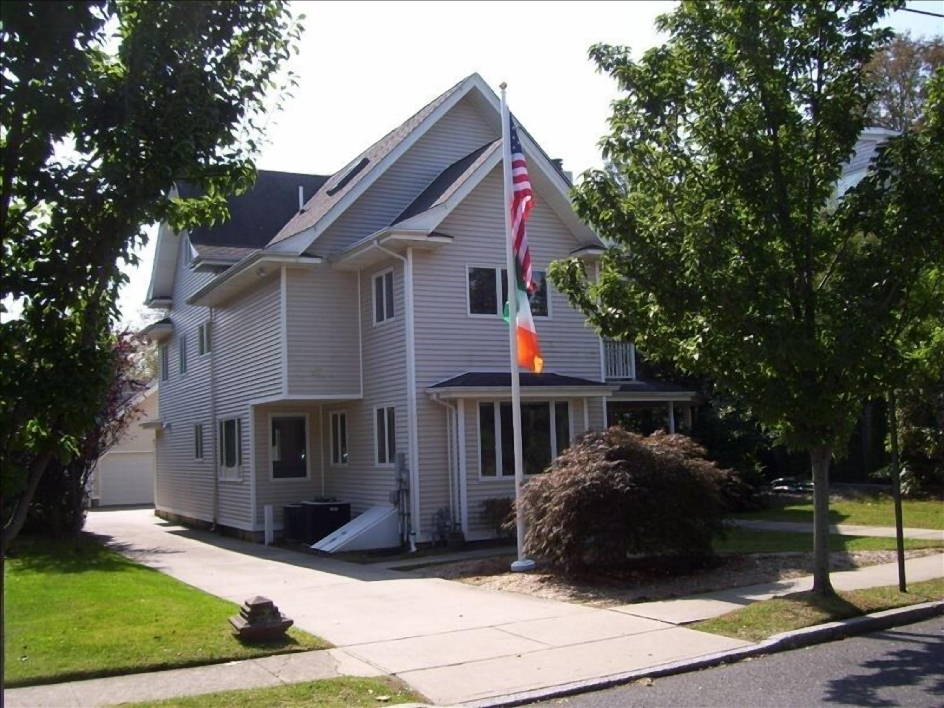 5 BR + Library/3.5 BA Renovated Victorian