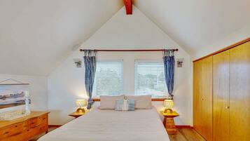 2 bedrooms, iron/ironing board, Internet, bed sheets