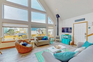 TV, fireplace, DVD player, books - Dog-friendly cottage with WiFi, fireplace, full backyard, & ocean views (Pacific Beach)