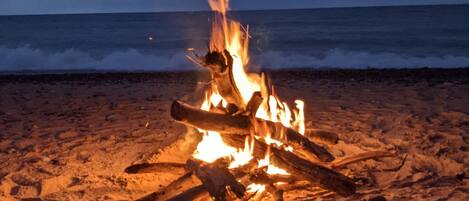 En la playa y camastros