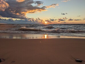 En la playa y camastros 