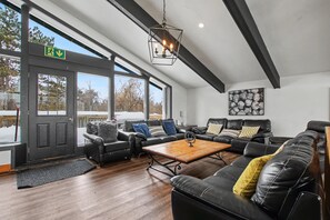 Televisión y chimenea