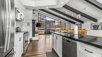 冰箱、微波炉、烤箱、炉灶