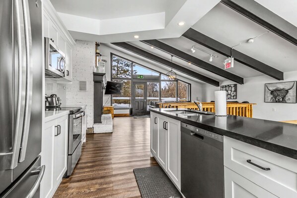 Refrigerador, microondas, horno y parrilla de estufa