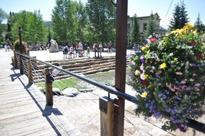 Property grounds - Lodge-Style Ski-In-Out Condo Perfect for Couples + Heated Pool & Hot Tubs (Breckenridge)