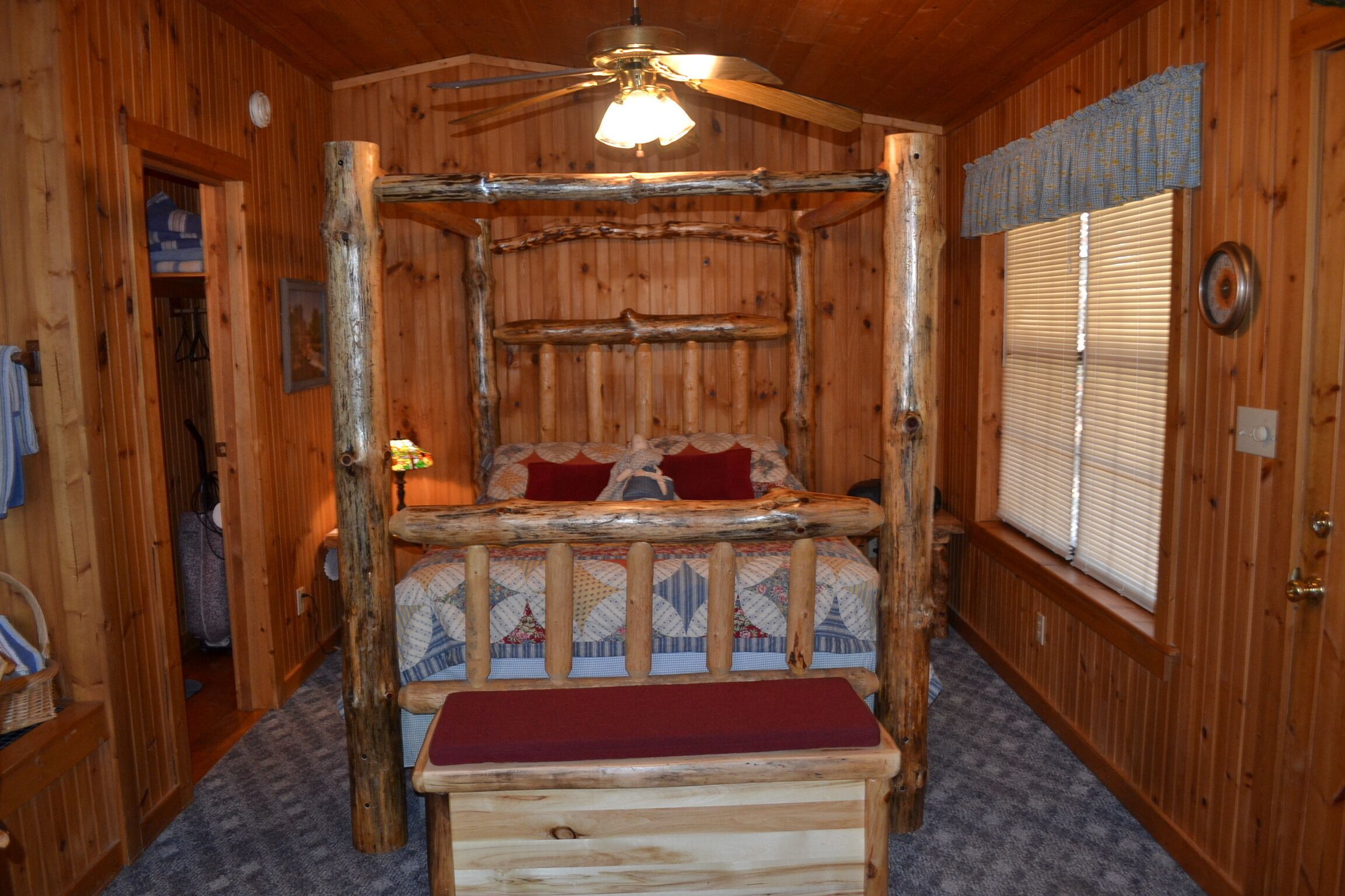 Sunflower, Close to Pigeon Forge and Gatlinburg, cozy cabin for two