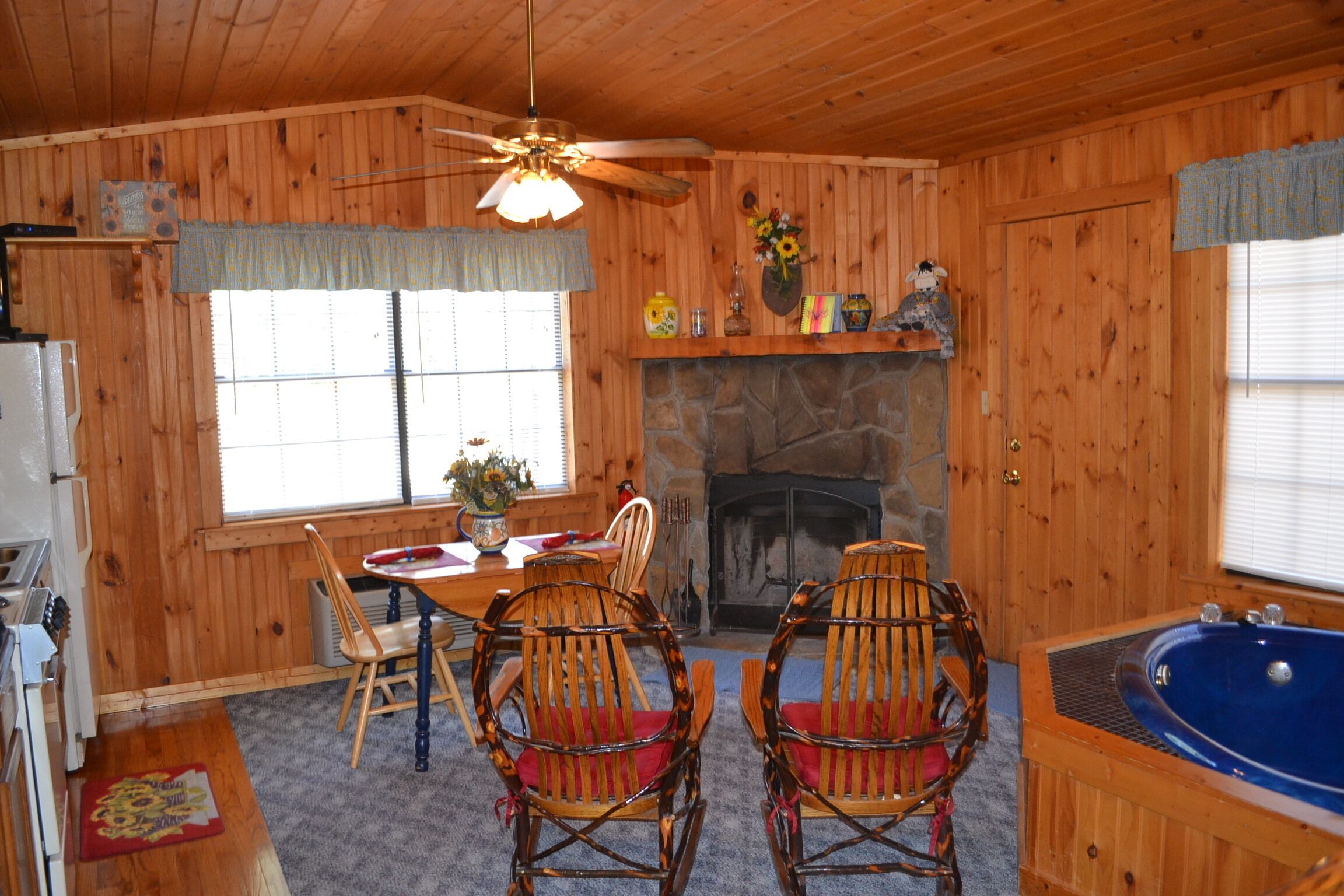 Sunflower, Close to Pigeon Forge and Gatlinburg, cozy cabin for two