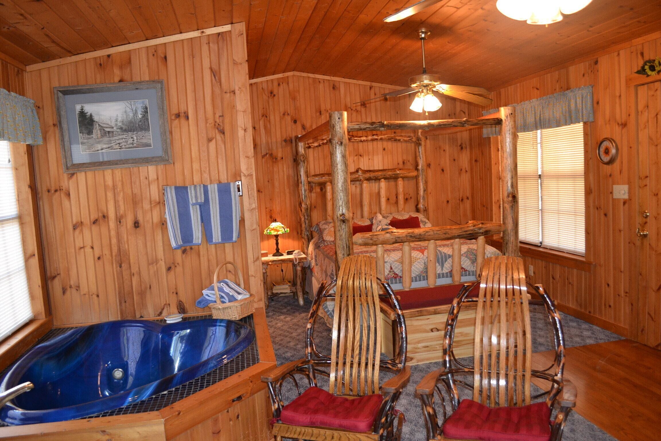 Sunflower, Close to Pigeon Forge and Gatlinburg, cozy cabin for two