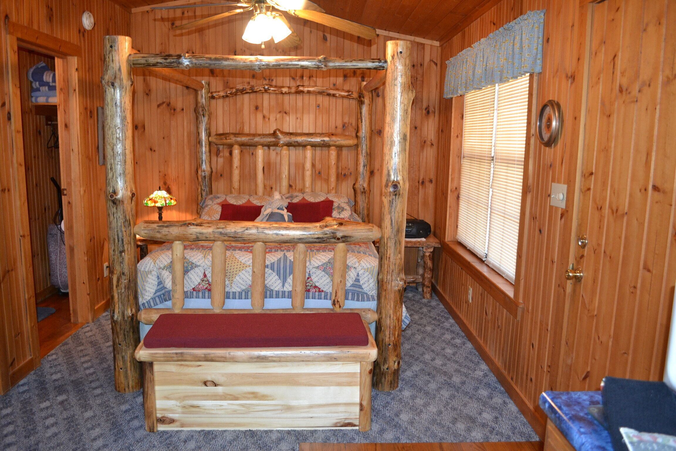 Sunflower, Close to Pigeon Forge and Gatlinburg, cozy cabin for two