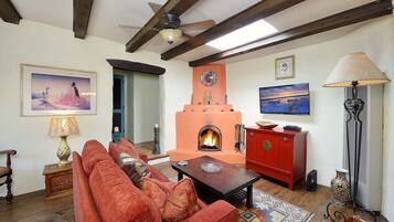 TV connectée, cheminée, livres