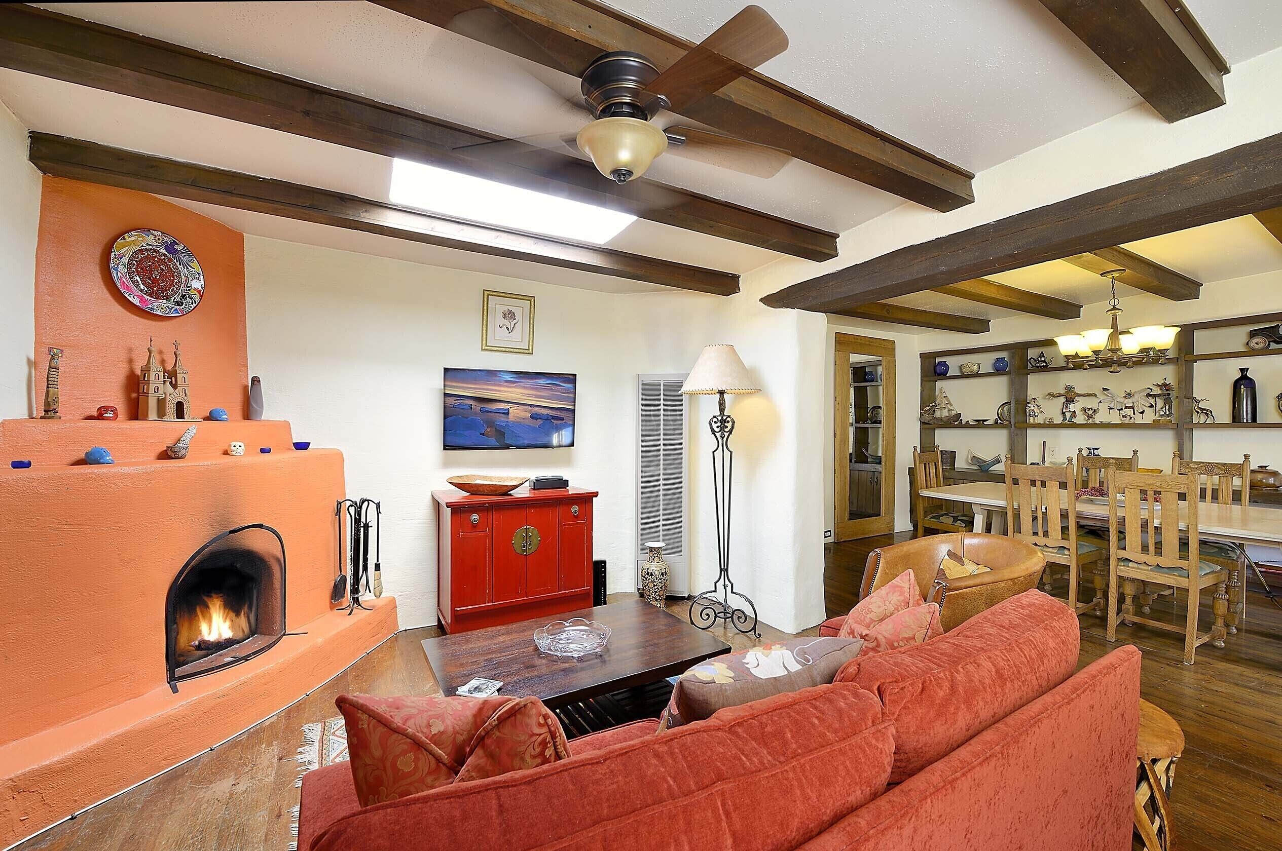 TV connectée, cheminée, livres