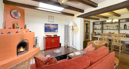 Original Adobe Home in Historic Santa Fe - 1/2 mile to Plaza, shops and museums
