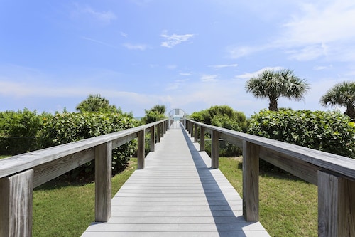 Spacious Penthouse condo on private beach. AMAZING view! Close to Port Canaveral