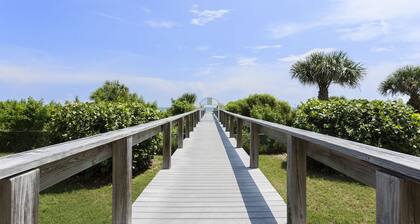 Spacious Penthouse condo on private beach. AMAZING view! Close to Port Canaveral