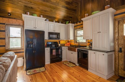 Paradise at the Rivers Edge! A Private Waterfront Log Cabin,snow ski/fish nearby