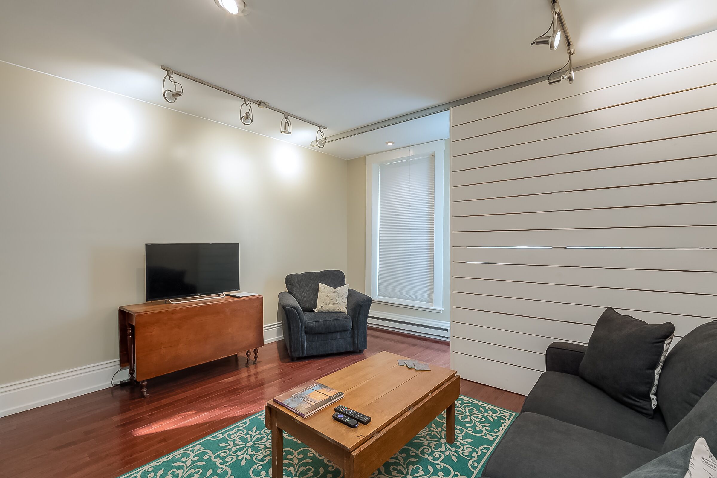 Inviting Downtown Guest Suite