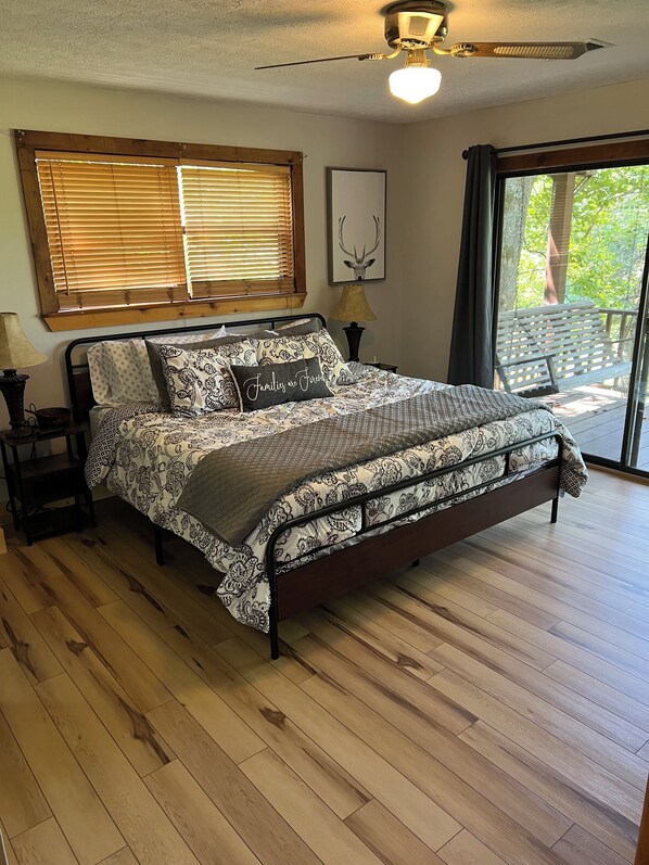 4 bedrooms, iron/ironing board, WiFi, bed sheets