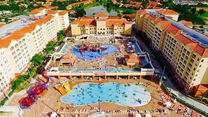 Utomhuspool och uppvärmd pool