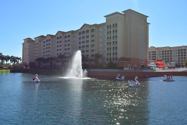 Hotel amb una font gran al centre, envoltat de vaixelles amb forma de cigne.