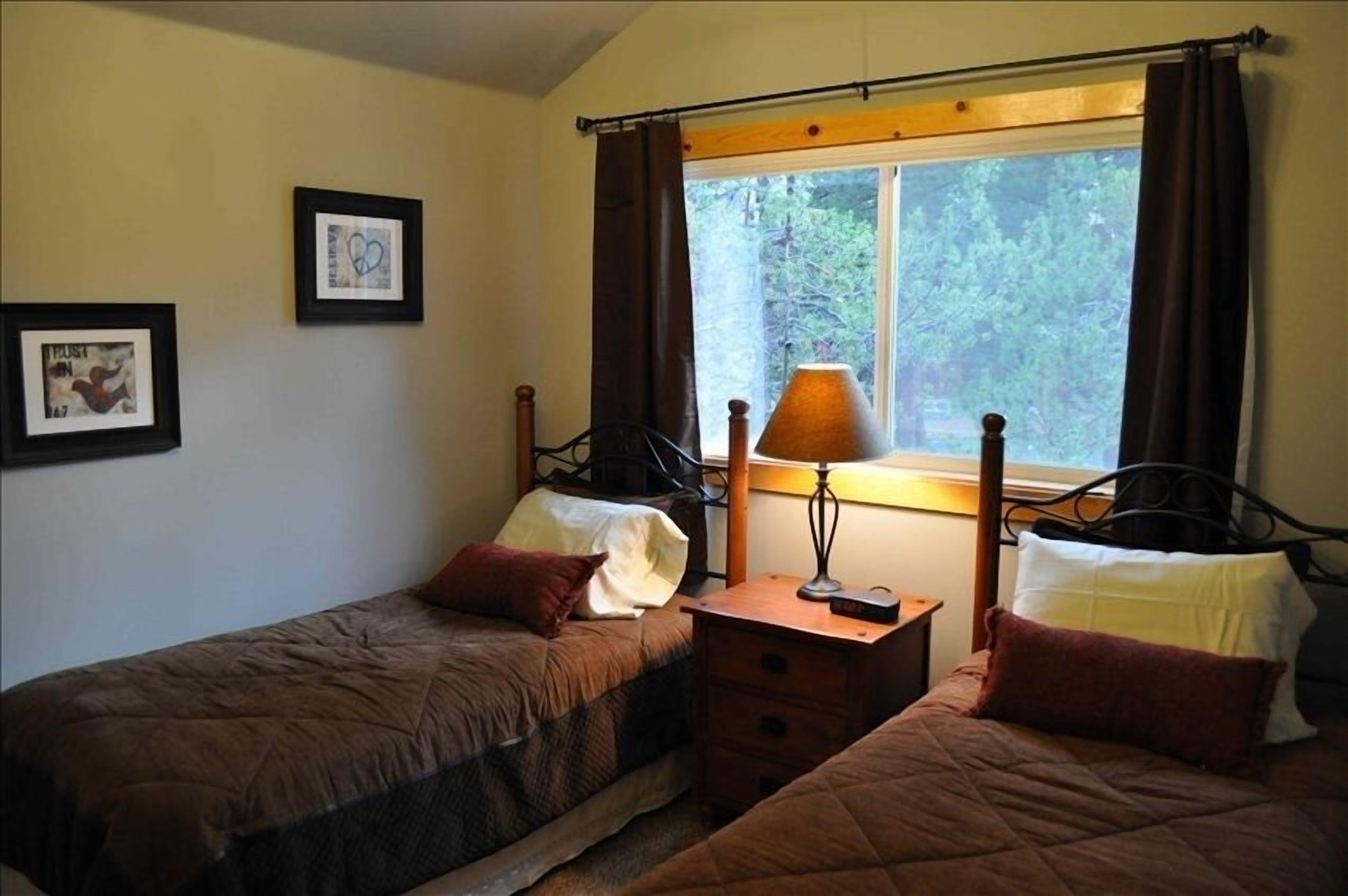 4BR Riverfront Villa, Quiet and Upscale!      