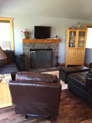 Älytelevisio, takka, DVD-soitin, kirjoja