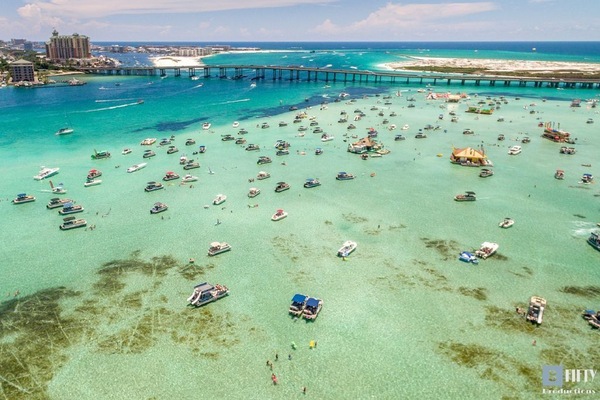 Nær stranden, solsenger og strandhåndklær
